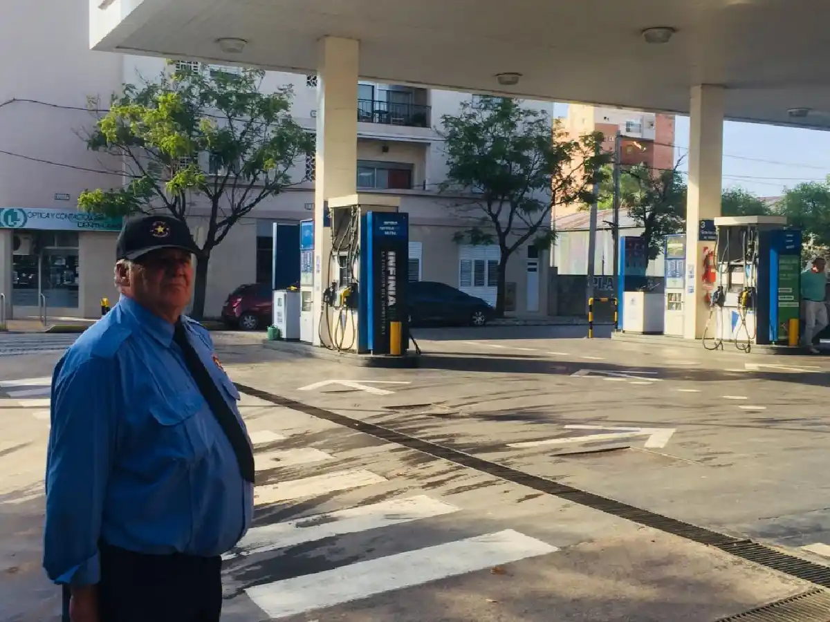 Sin casco no  hay nafta  pero sí multas