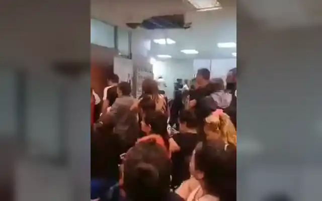 San Miguel: Cedió parte del techo de Banco Provincia y se llenó de agua en medio del mal tiempo