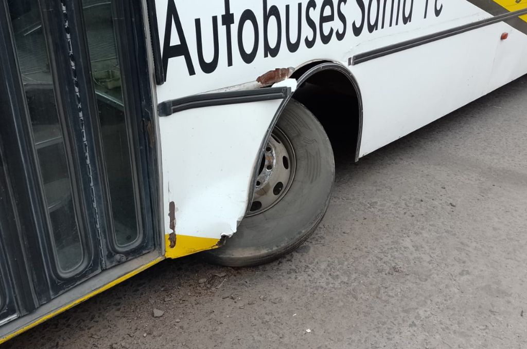 Un colectivo de la Línea 5 perdió una rueda en barrio Centenario