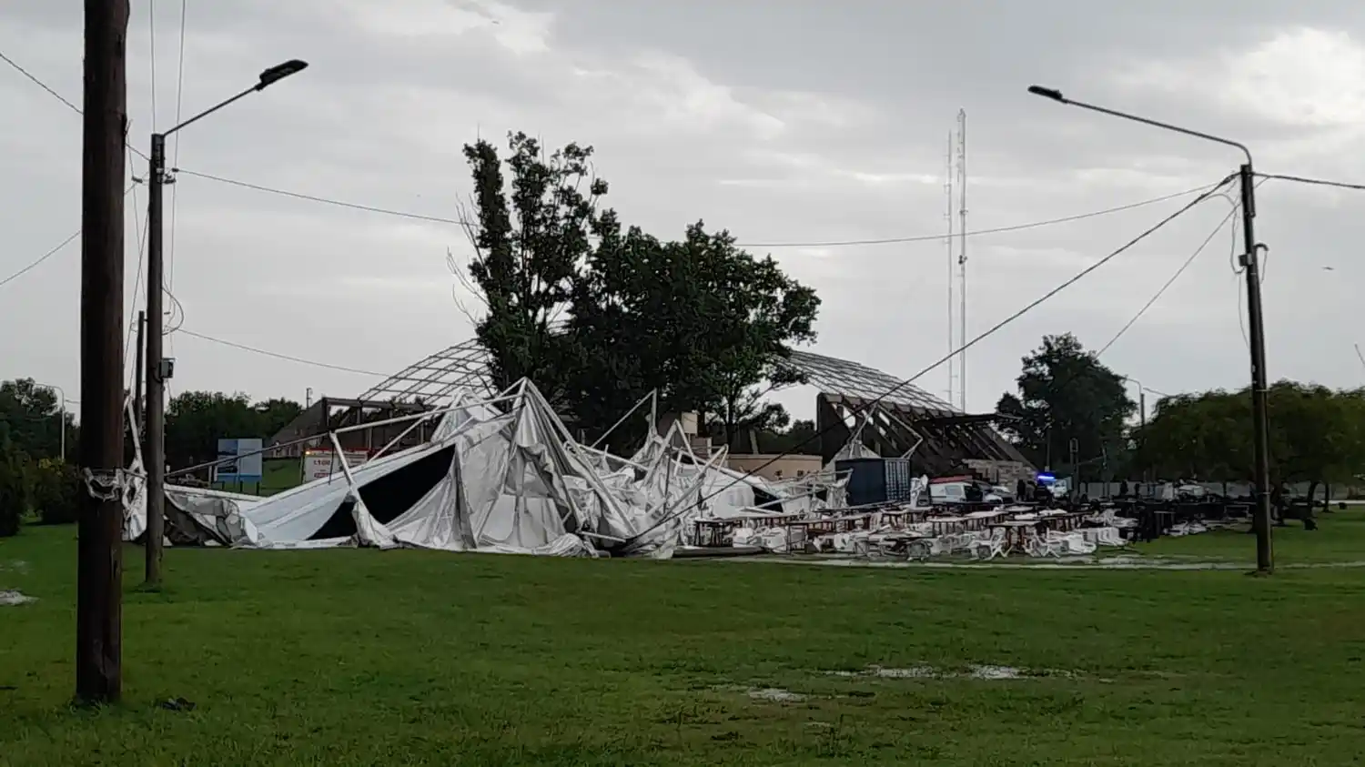 La carpa destruida por el viento