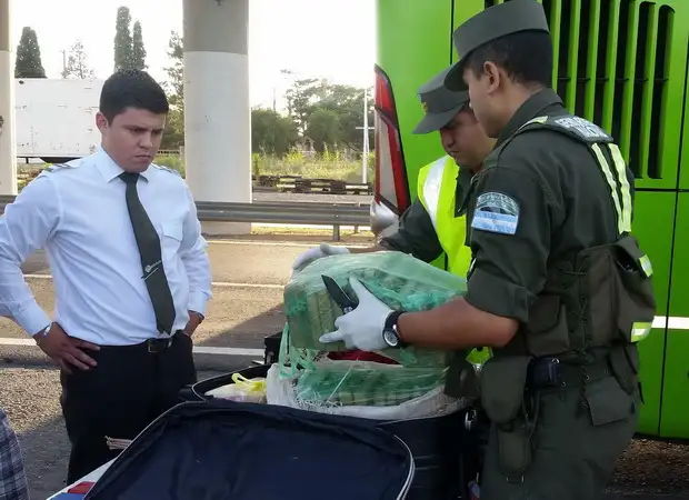Gendarmería encontró dos valijas con 54 paquetes de marihuana
