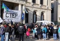 Organizaciones sociales realizaron una olla popular frente al Municipio 