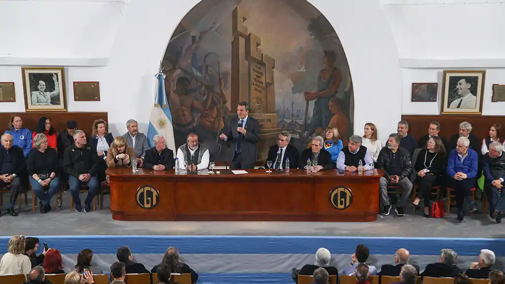 Los precandidatos a presidente y vice, Sergio Massa y Agustín Rossi, durante encuentro con la cúpula de la la CGT