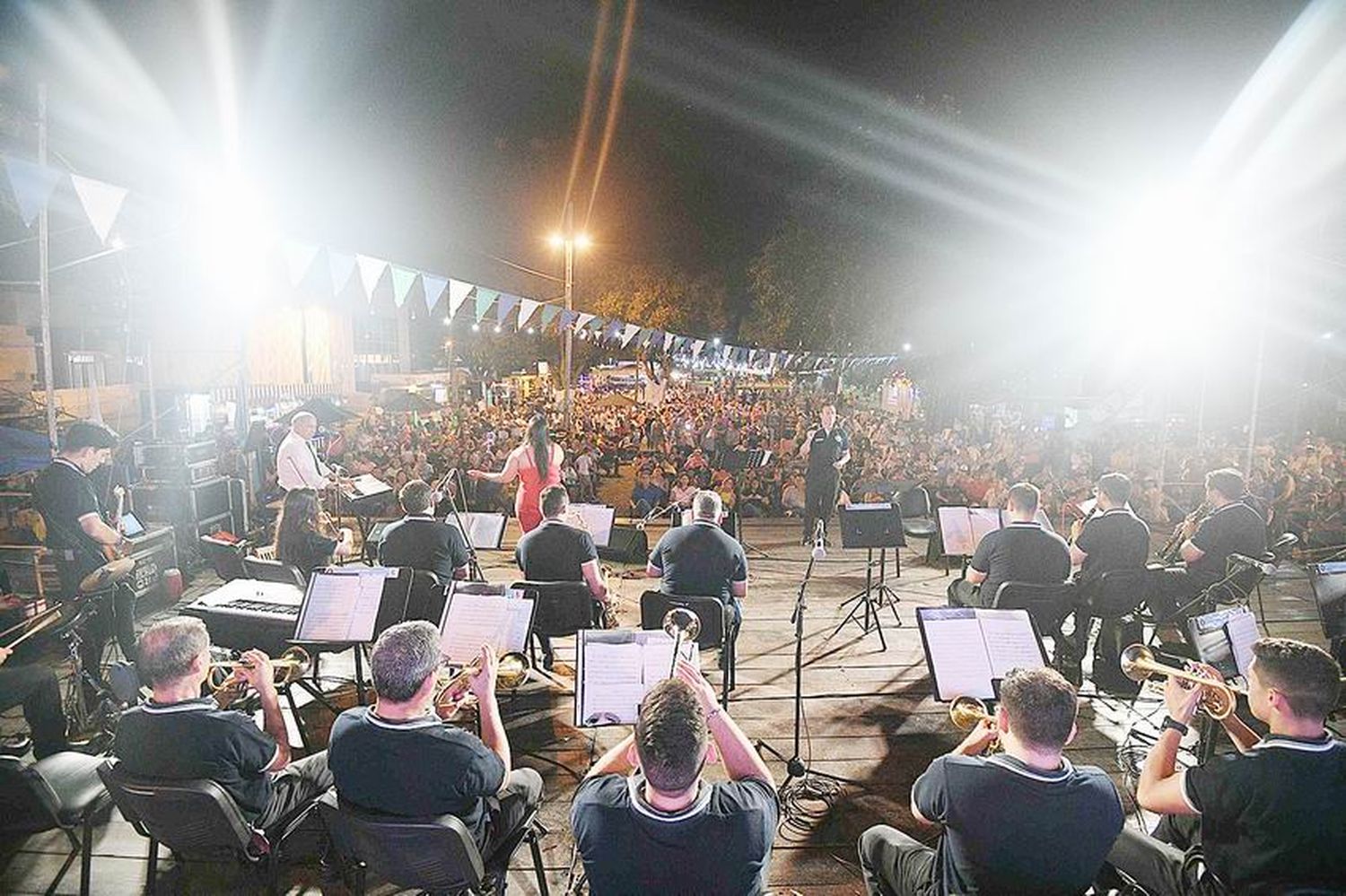 Con un gran marco de público, se realizó el
Encuentro de Bandas en el Paseo Ferroviario