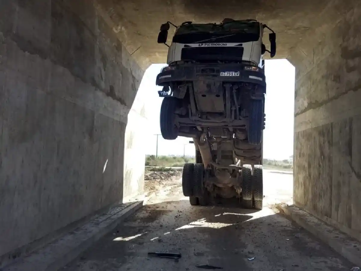 Un camión quedo incrustado en un puente de la ruta 19