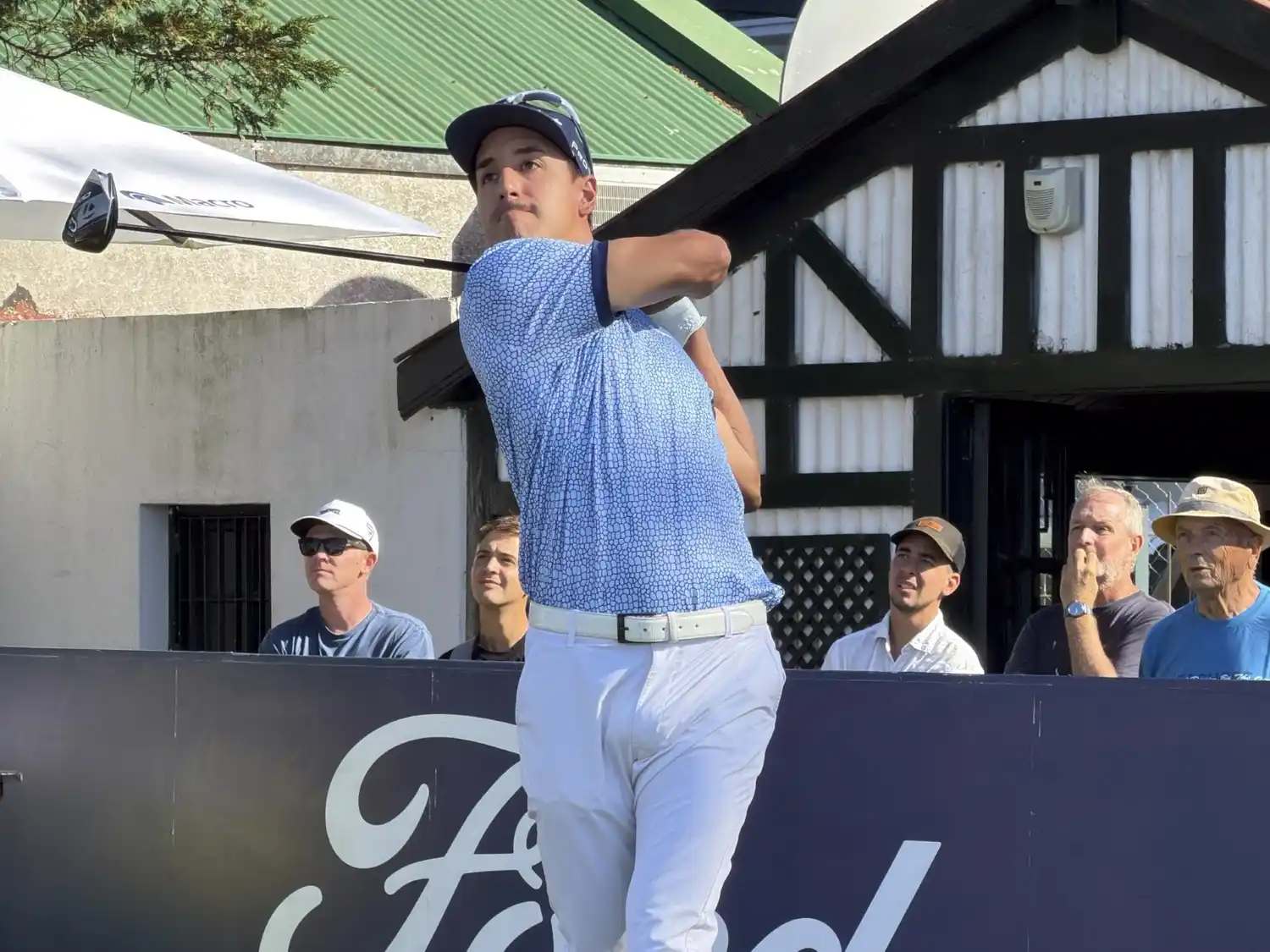 Báez continúa como líder en Mar del Plata.