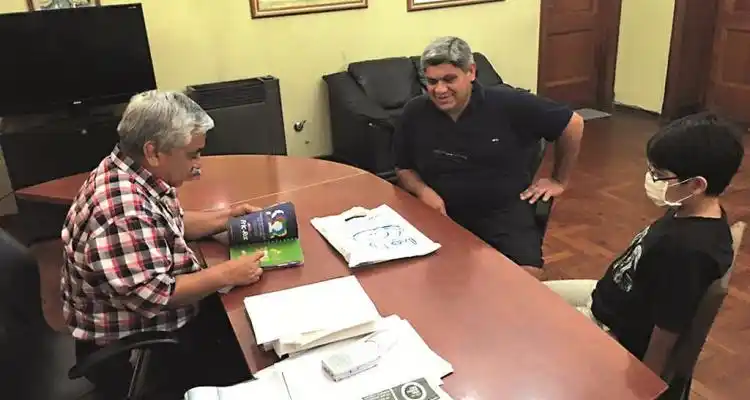 > Julián visitó a Cecilio