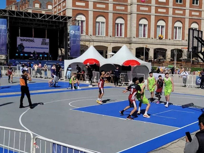 Micros de las delegaciones, chicos y chicas copan la ciudad en la semana del deporte juvenil.