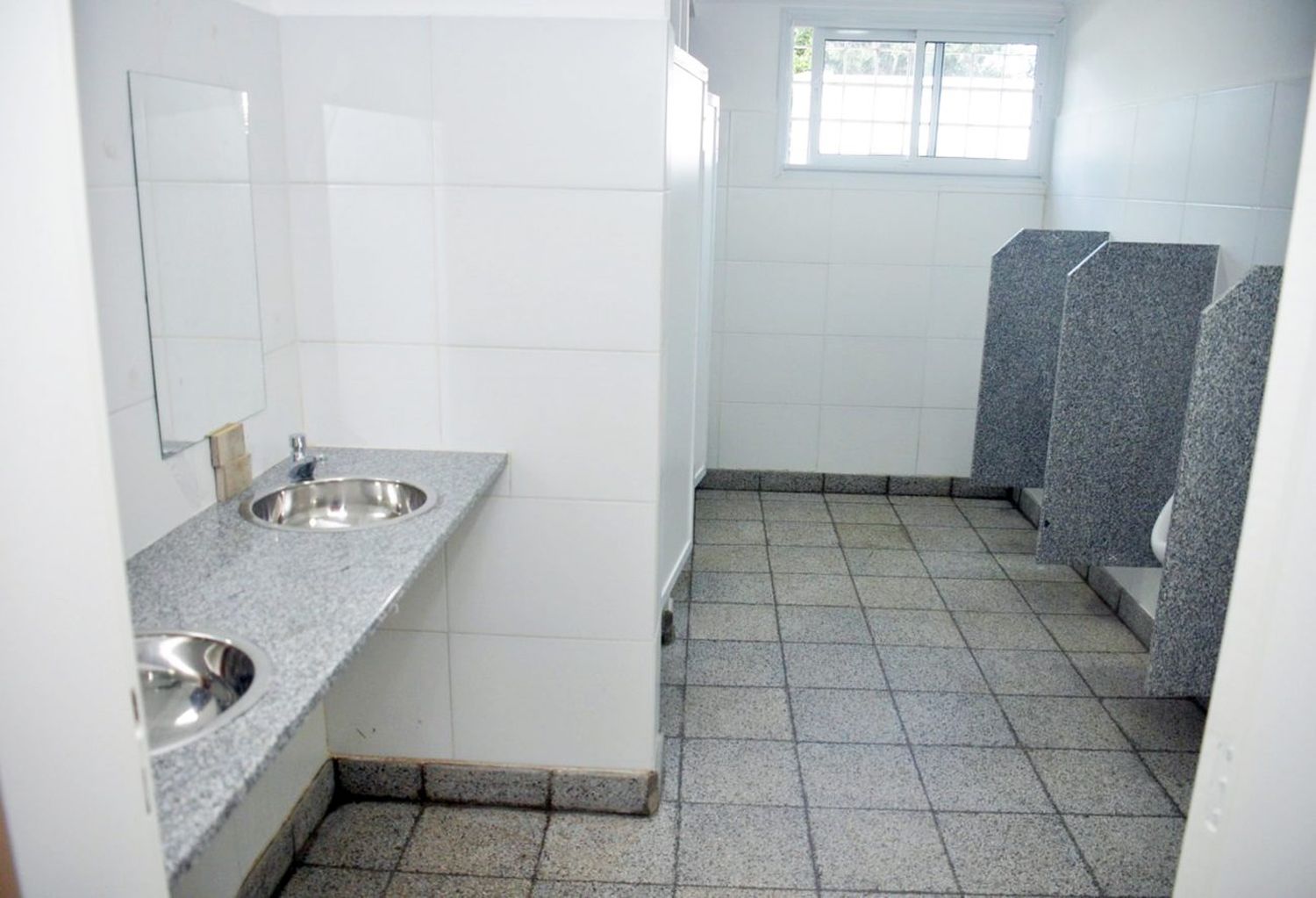 Suspenderán las actividades presenciales por falta de agua, sanitarios y servicios
