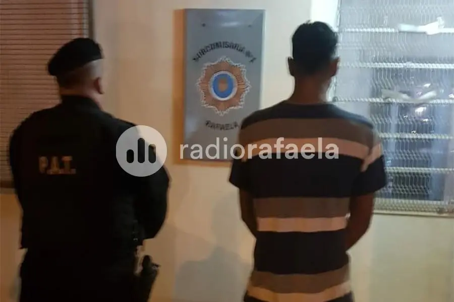 Caminaba por la calle con un bolso lleno de ladrillos