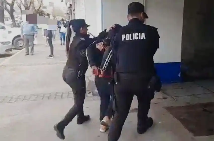 Se estaba armando: la detuvieron por robar tres pistolas de juguete