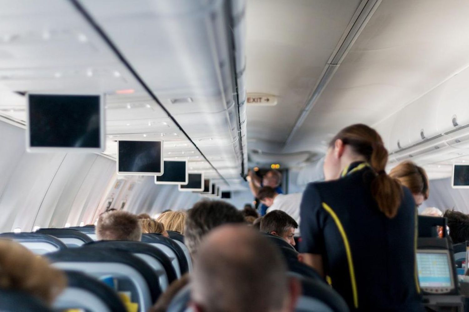 Recomiendan a los pasajeros de avión no tomar agua ni lavarse las manos a bordo