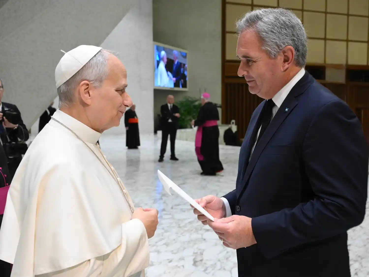 Milei invitó formalmente al Papa León XIV a visitar la Argentina