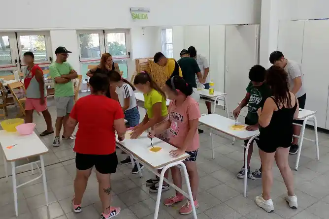 Contención y escucha: Funciona una Centro de Juventudes en el SUM del barrio Iporá