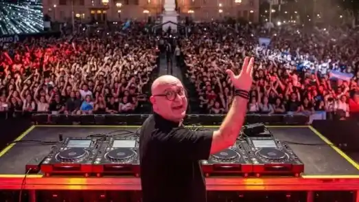 El Padre Guilherme, conocido como el “cura DJ”, vino por primera vez a la Argentina para encabezar un homenaje al papa Francisco. Foto: prensa PadreDJ