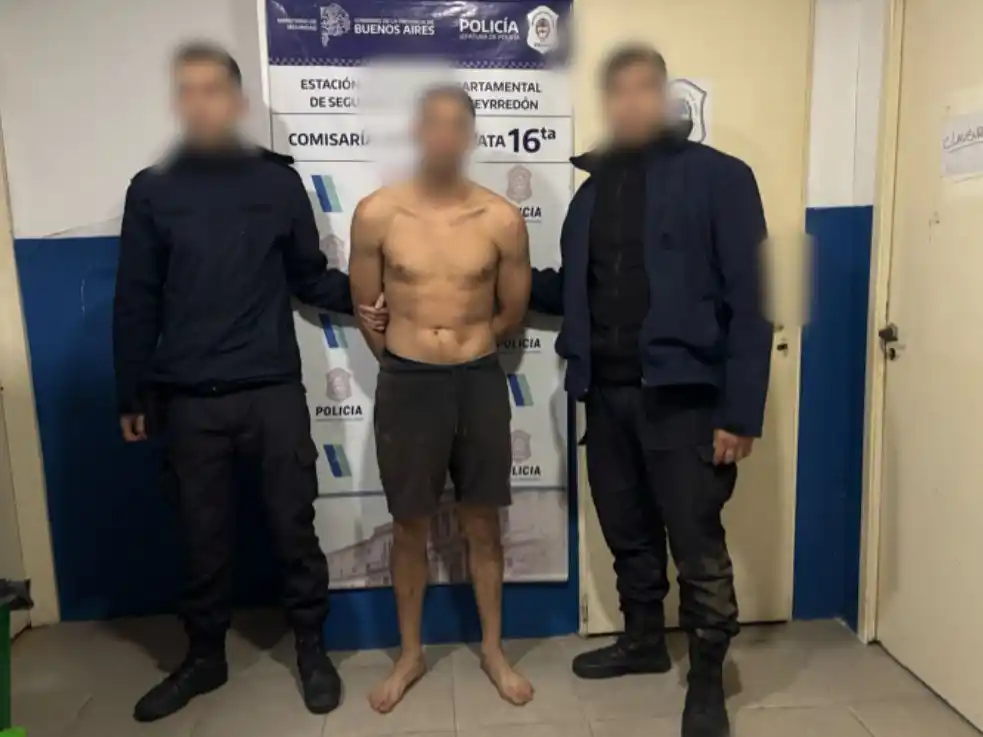 Al ser reducido, el hombre opuso resistencia y agredió a los policías: uno de los efectivos recibió una mordedura en el brazo, mientras que una oficial sufrió un golpe de puño que le provocó un corte en el labio superior.