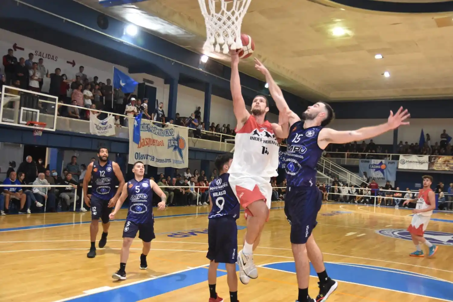 Un ataque al aro de Alejandro Arca.