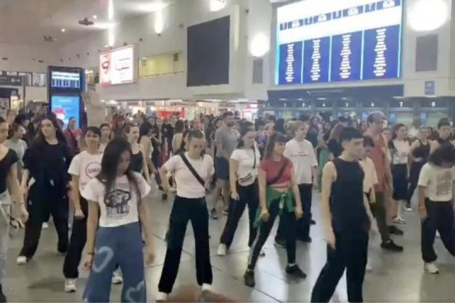 VIDEO: Al ritmo de "Fanático" de Lali Espósito, alumnos de la UNA se manifestaron en Once en contra del veto de Milei