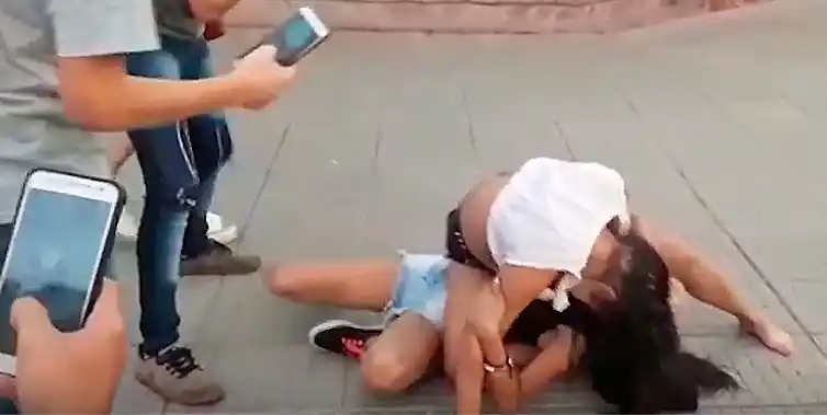 Brutal pelea de chicas tras salir de un boliche