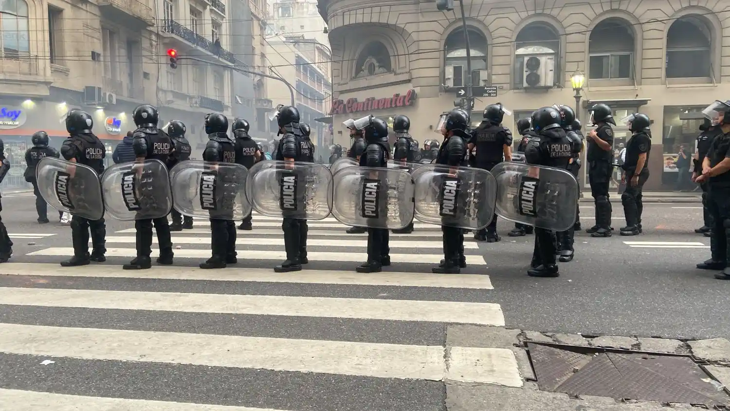 Orden. Las fuerzas de seguridad están para evitar los desmanes de los violentos.