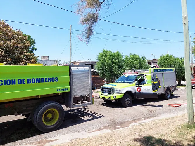 Susto para cuatro familias por incendio en inmuebles
