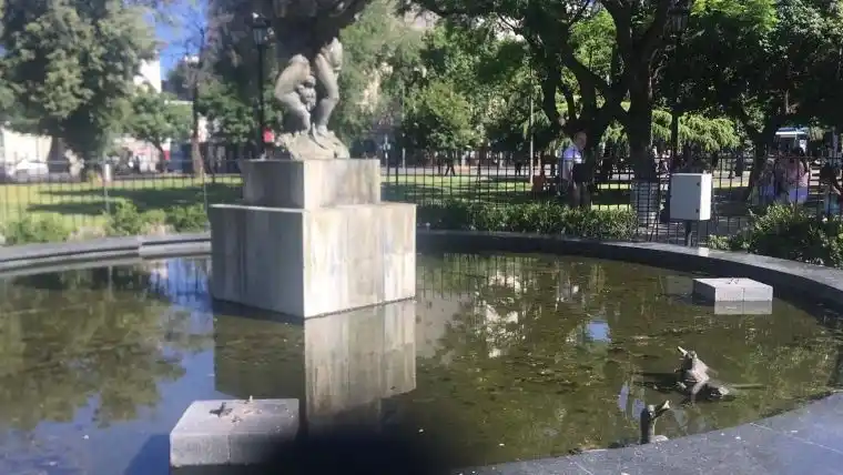 Rosario: vandalizaron la fuente de Plaza Sarmiento