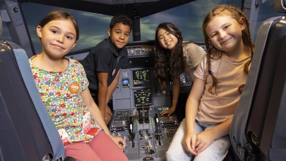 easyJet lanza una escuela de vuelo de verano para niños