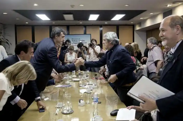 El gobierno y los docentes acordaron un salario inicial de $7.500 para febr