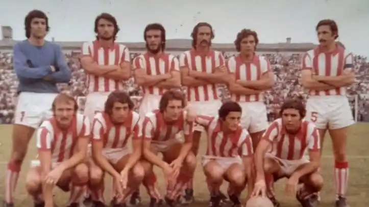 El plantel de Estudiantes. Con Coria (abajo a la derecha) y Russo (penúltimo de izquierda a derecha)