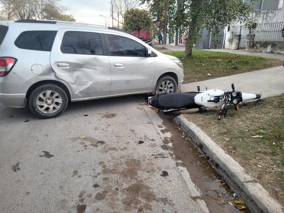 Choque en Av. Ameghino, un motociclista trasladado al Hospital