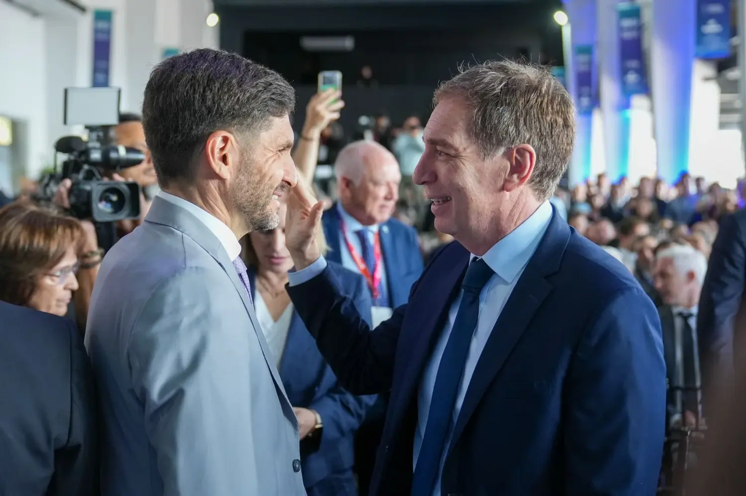 Caputo participó en Rosario de la Ronda de Negocios RIGI: “Que Argentina también sea invencible”