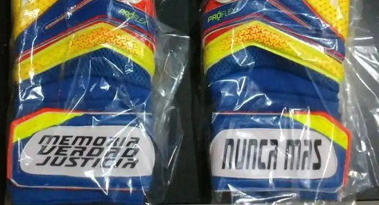 El arquero de la selección utilizará guantes alusivos al Día de la Memoria