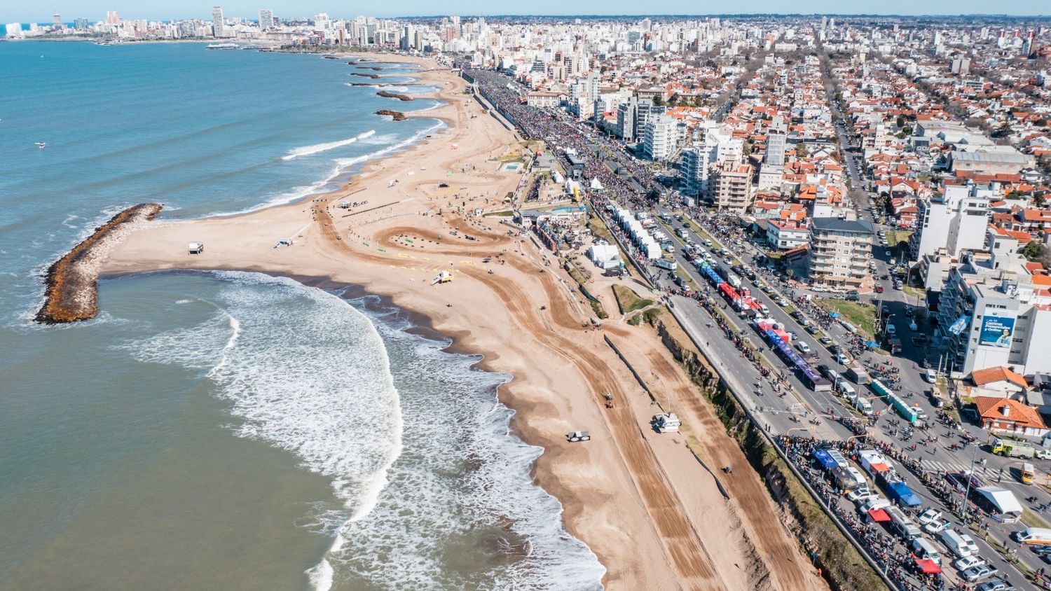 Con un circuito único de 4.2 kilómetros sobre la arena, Mar del Plata reunirá a más de 500 de los mejores pilotos del mundo, entre los que se destacan campeones internacionales.