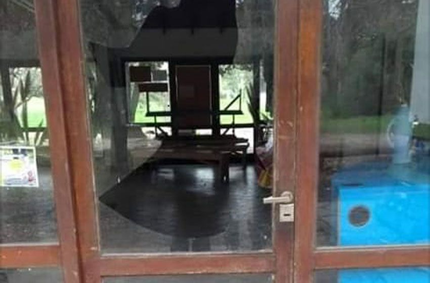 Destrozos en la Sociedad de Fomento del Barrio Acantilados