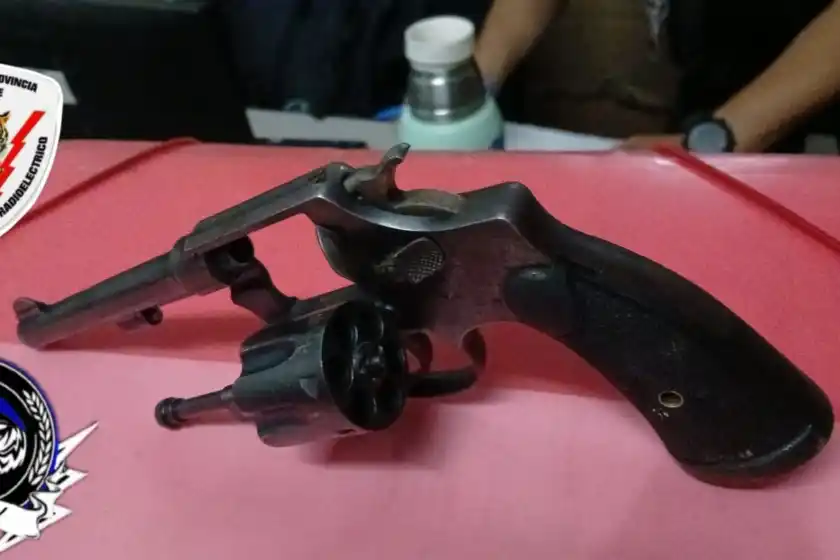 Descubrieron a un joven y dos menores con un revólver en barrio Belgrano