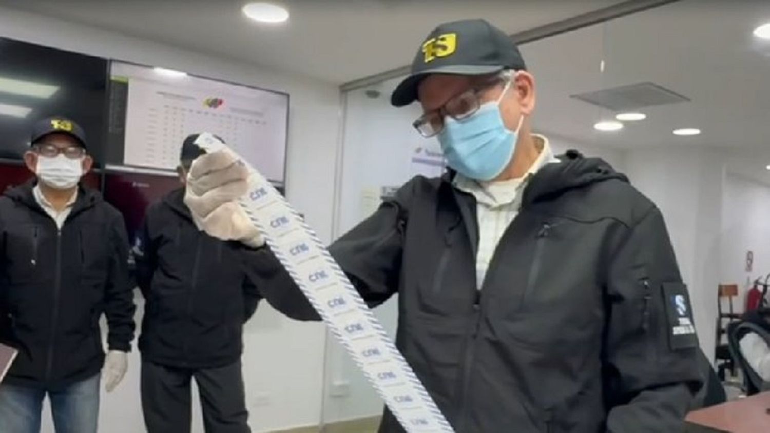 HASTA SUBIERON por la RAMPA y pasaron por la baranda: magistrados del TSJ fueron al CNE a «validar las actas» (+Video)