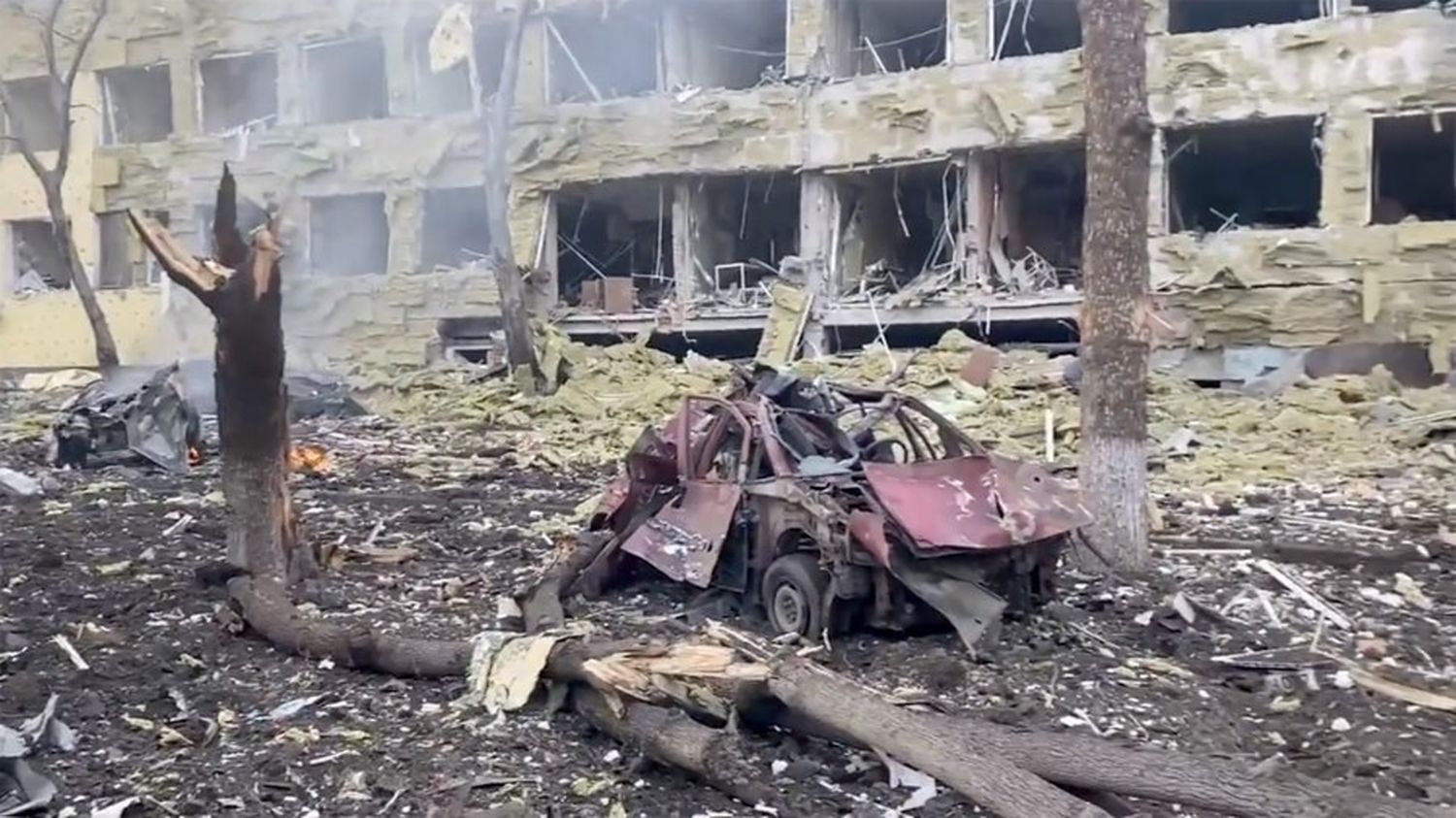Volodimir Zelenski acusó a los rusos de bombardear un hospital de maternidad