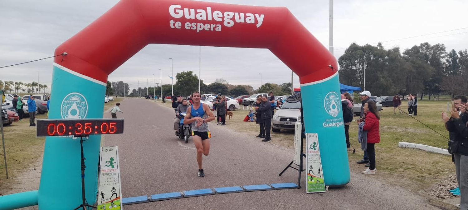 Llegada triunfal del fondista gualeguayense Sergio Meoniz que ganó por un amplio márgen esta nueva edición del Maratón Ciudad de Gualeguay.