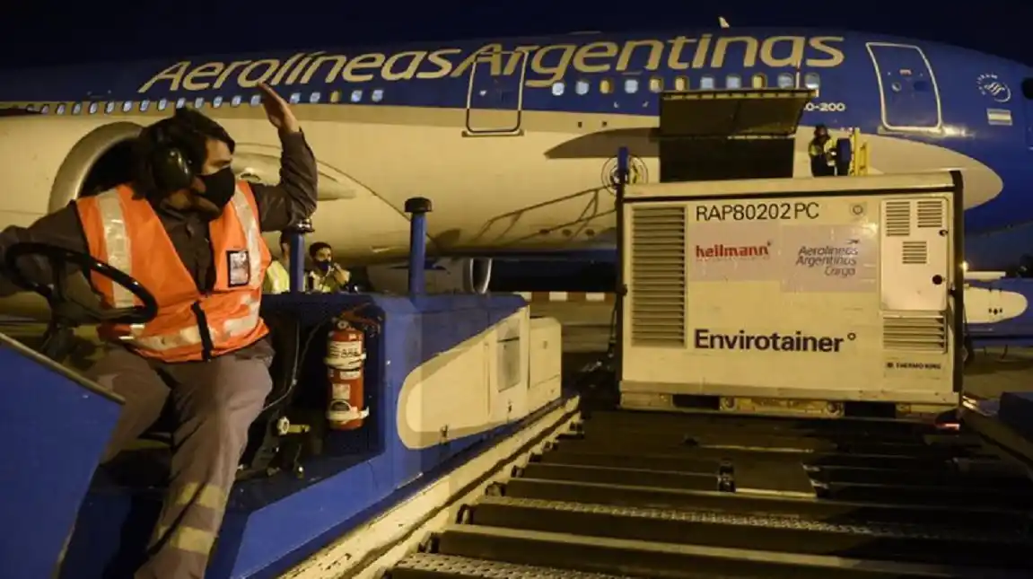 Llegó el primer avión con 768 mil dosis de vacunas Sinopharm desde China