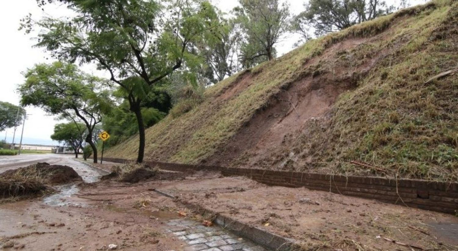 Rosario: se desmoronó una parte de la barranca en la bajada de Pellegrini