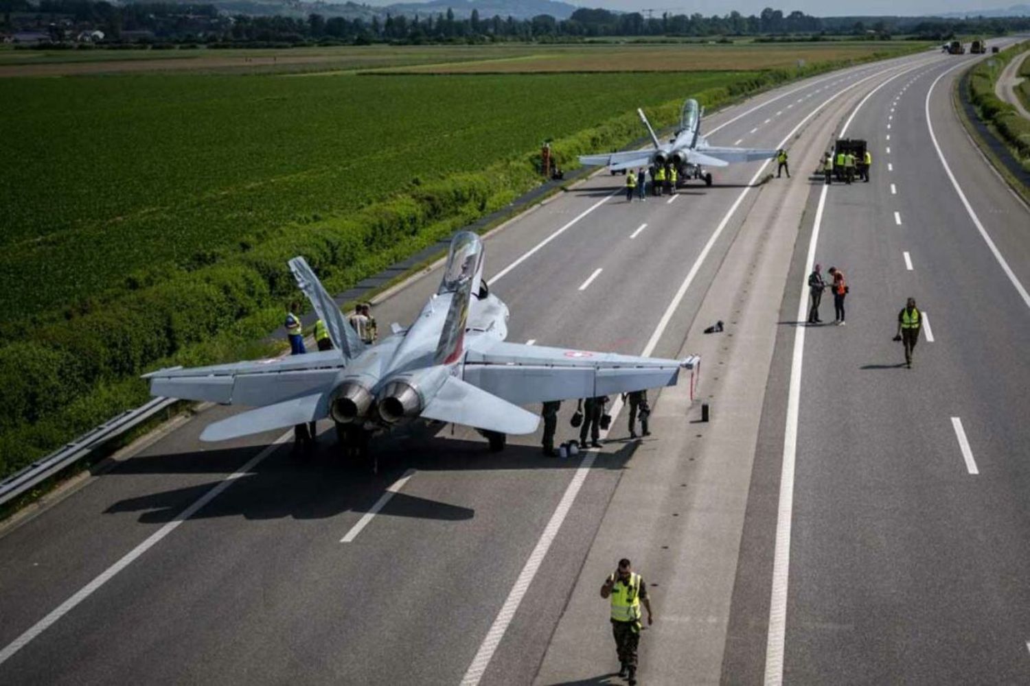 Ocho cazas F-18 aterrizan en una autopista de Suiza