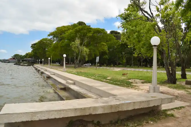 Renovada iluminación en la zona recuperada de las murallas de las escalinatas