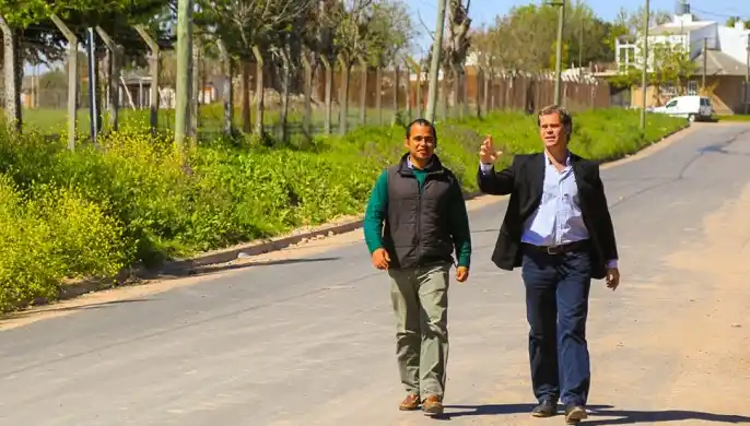 El intendente Piaggio recorrió las obras de asfalto en Schachtel