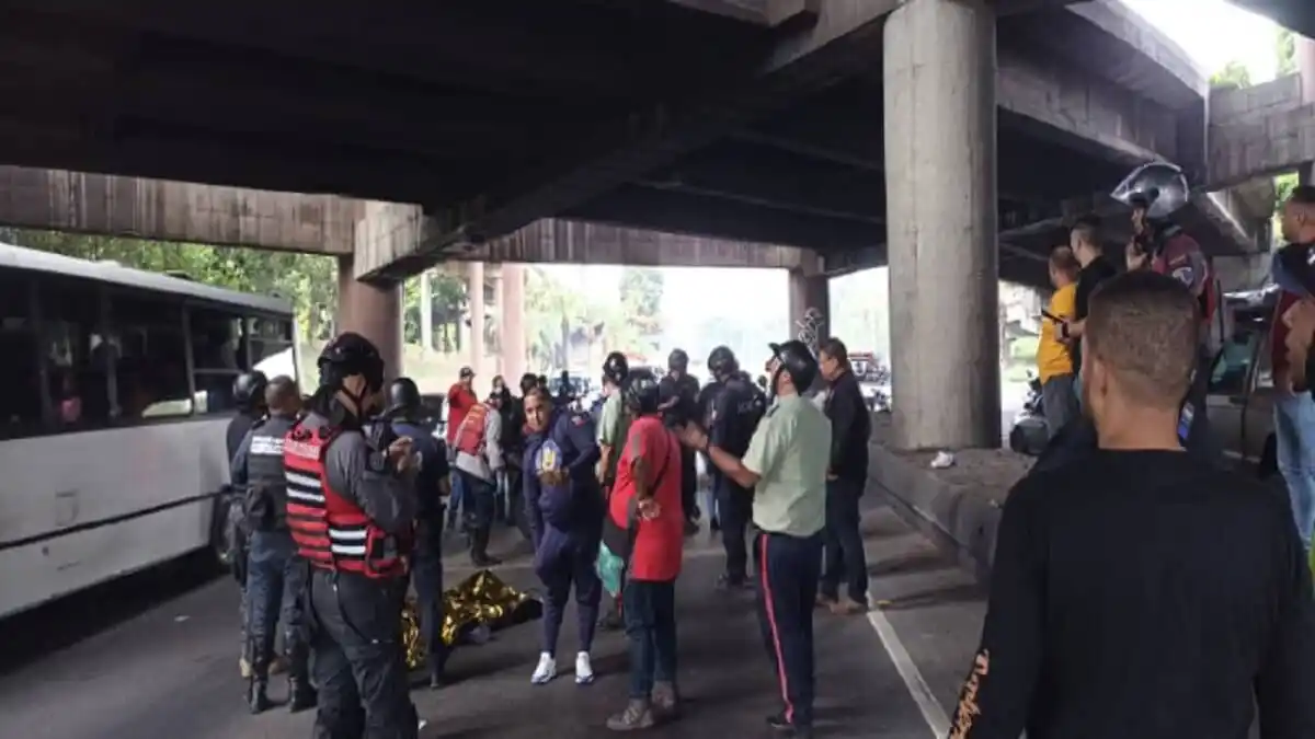 La trágica muerte de 2 PNB en el distribuidor La Araña: chocaron la moto y luego cayeron al vacío