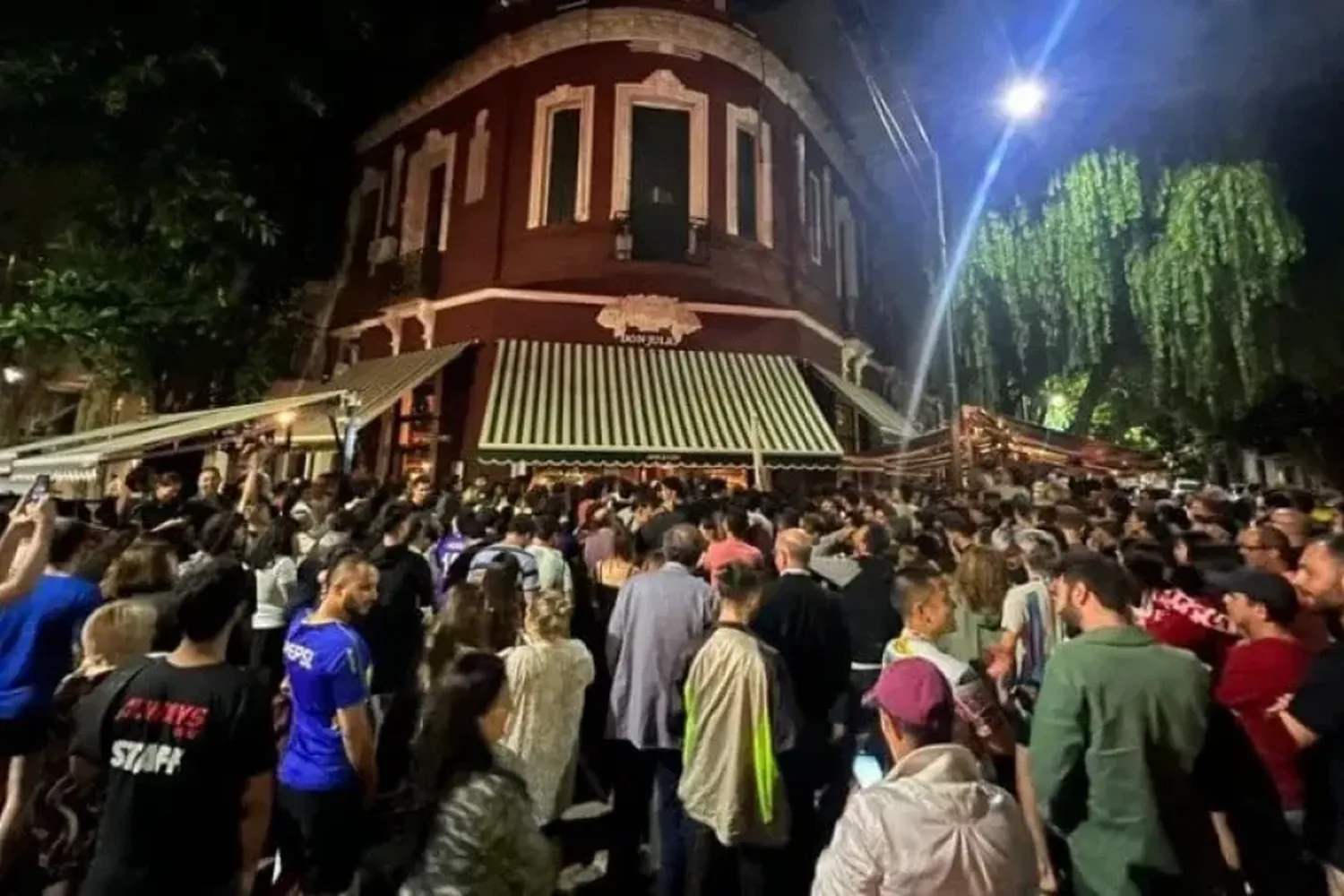 Messi y una multitud en una parilla de Palermo