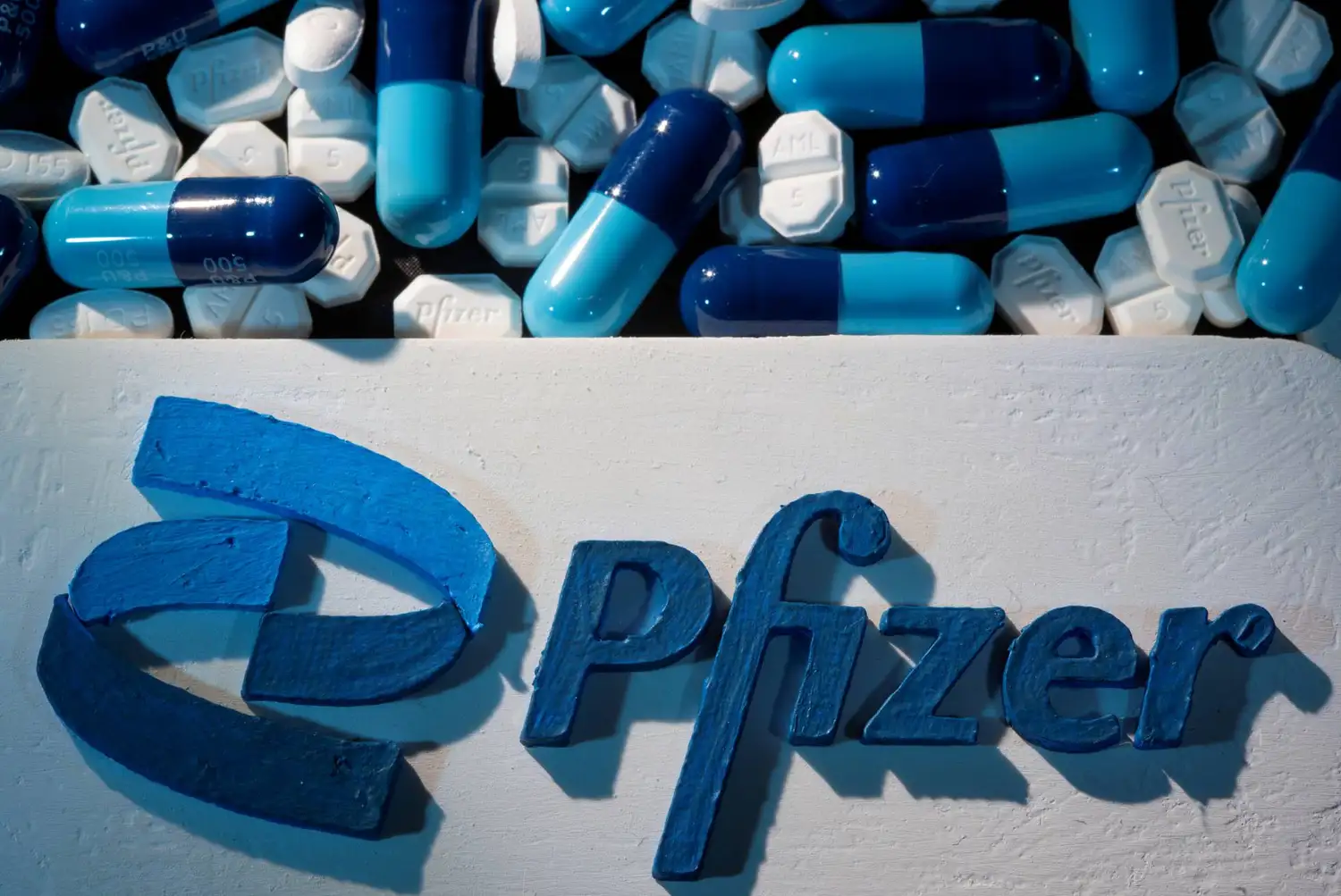 Pfizer permitirá la fabricación de su píldora antiviral como genérico.