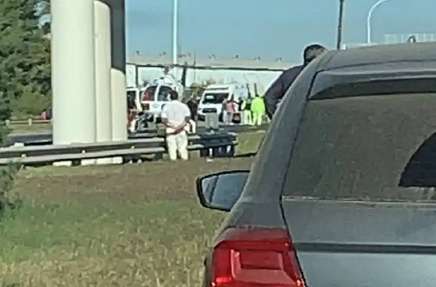 Choque y vuelvo en la autopista: una mujer tuvo que ser trasladada al Heca en helicóptero
