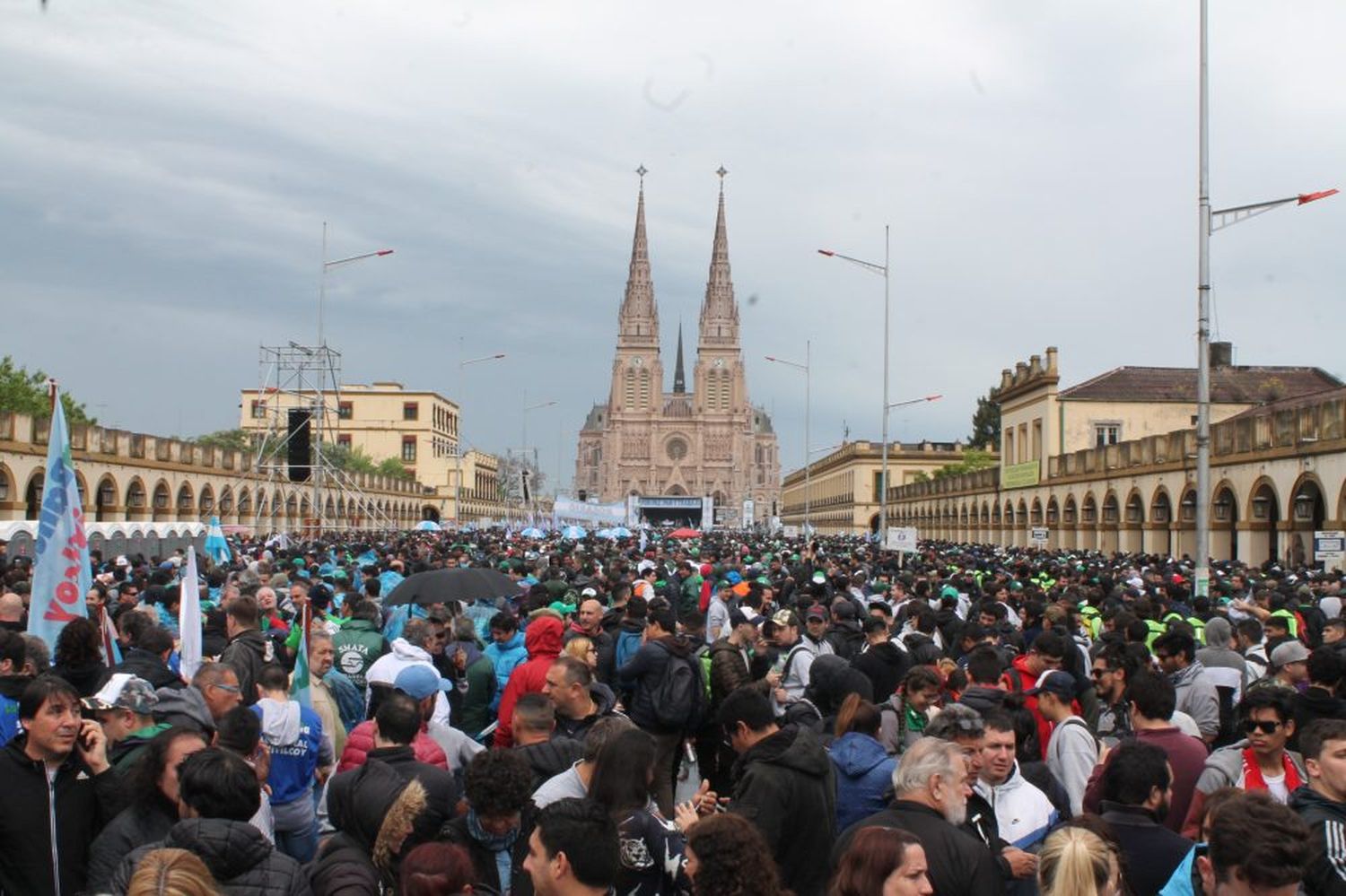 Movimientos sociales oficialistas convocaron a una misa en Luján por Cristina Kirchner