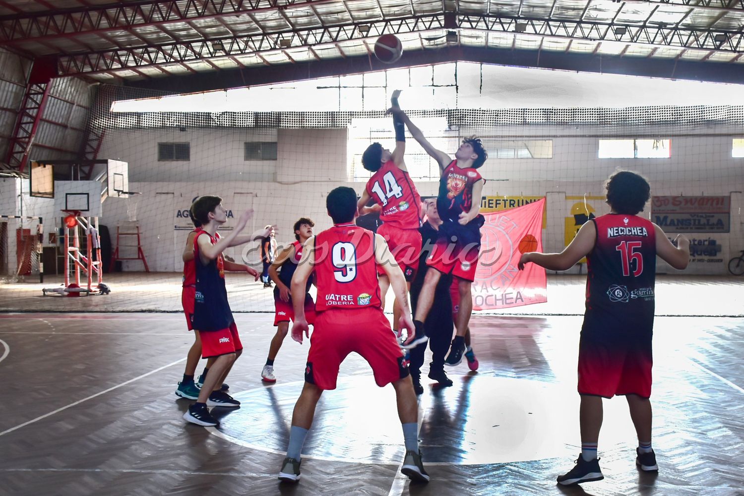 Salto inicial. Huracán recibió a Independiente de Lobería