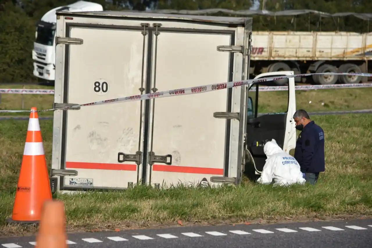 San Pedro: Hallaron un camión sobre la ruta con su chofer sin vida